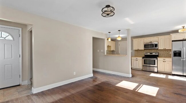 Photo - 5592 Raceview Ave