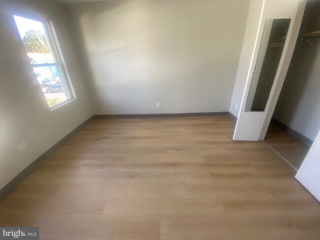 Building Photo - 131 Simpson St