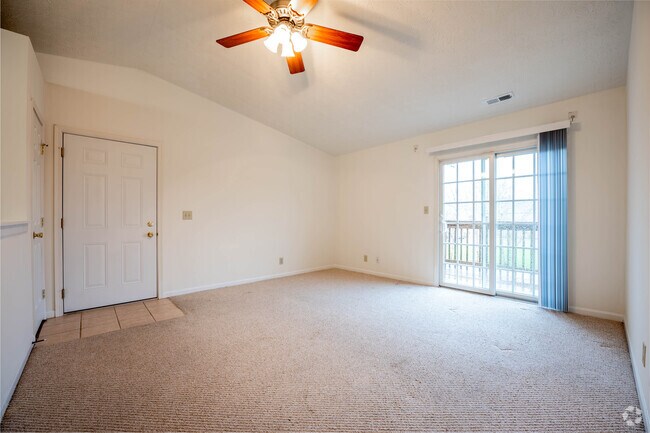 1BR, 1BA - 654SF - Living Room