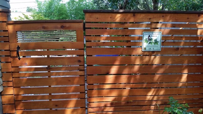 Puerta al patio trasero de la medalla de oro - 5516 NE 32nd Pl