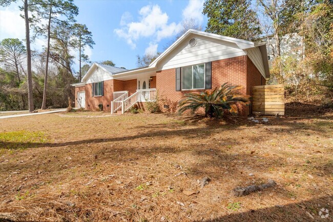 Building Photo - Brick Ranch Rental in the Desirable Lake F...