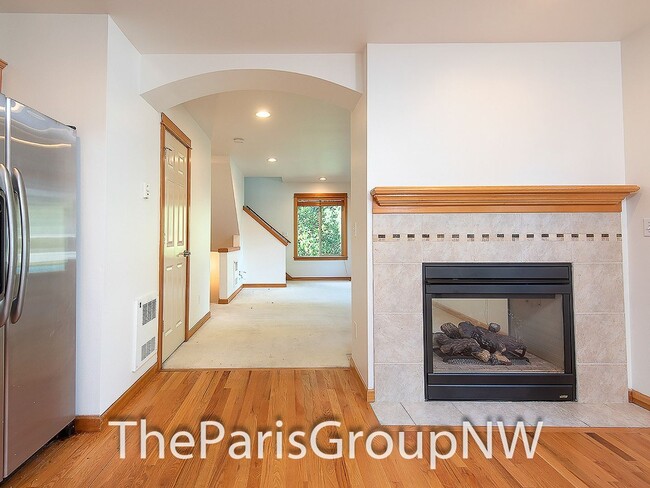 Building Photo - Gorgeous Greenwood Townhome * Walk to Lake...