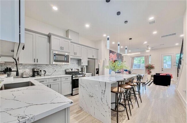 Photo - 2909 Nagle St