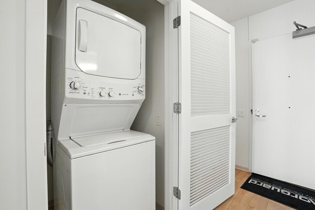 Photo - 336 E Wacker Dr