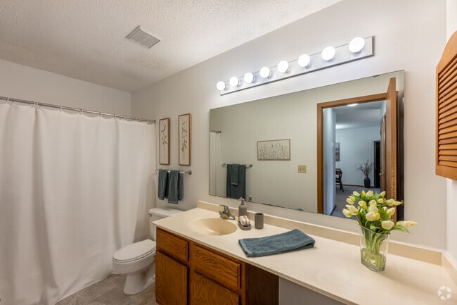 1BR, 1BA - 670SF - Bathroom