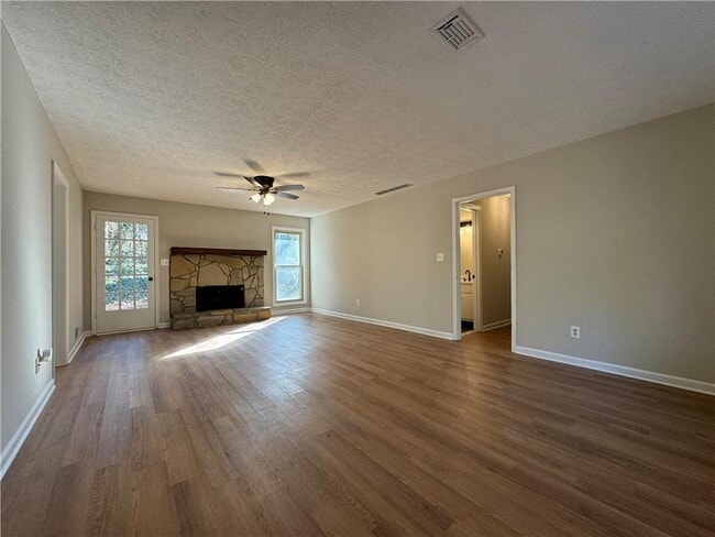 Photo - 2020 Kemp Rd NE