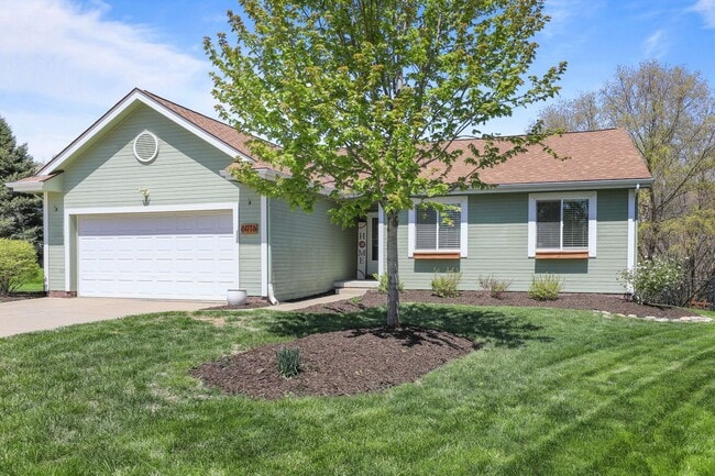 Stunning Raised Ranch | 4 Bedroom 3 Bathro... - Stunning Raised Ranch | 4 Bedroom 3 Bathro... Casa
