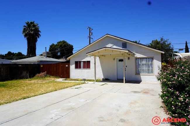 Building Photo - Cozy 2BD/1BA Home in Bakersfield's 93308 — Trash Included, Driveway & No Pets!