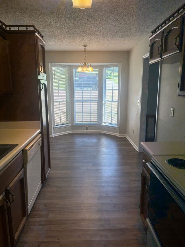 Photo - 2025 Brewster Rd