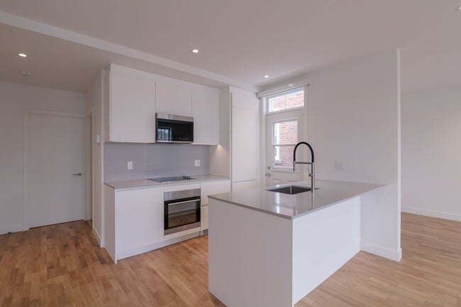 Photo - 3730 Chemin Queen Mary Unit 302