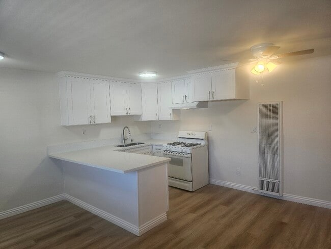 Photo - 14323 Haynes St