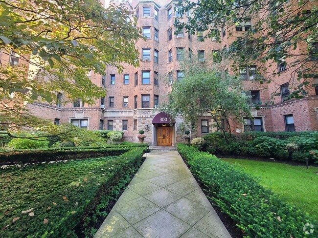 Building Photo - Brentwood Condominiums Unit Apt 3E