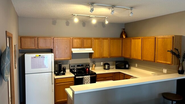 Photo - 562 Willoughby Way W