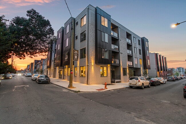 Building Photo - 2625 W Jefferson St Unit 402