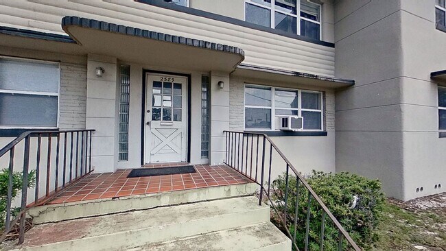 Building Photo - Chaming 2-Bed apartment on Atlantic Blvd!