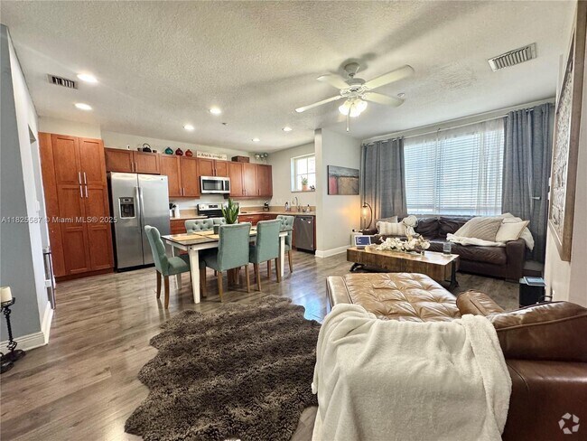 Building Photo - 1332 SW 2nd Ct Unit 1332 Rental