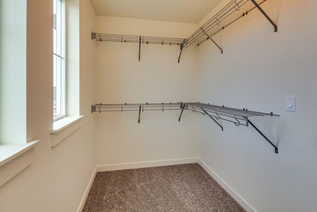 Building Photo - End unit Pahlish Townhome!