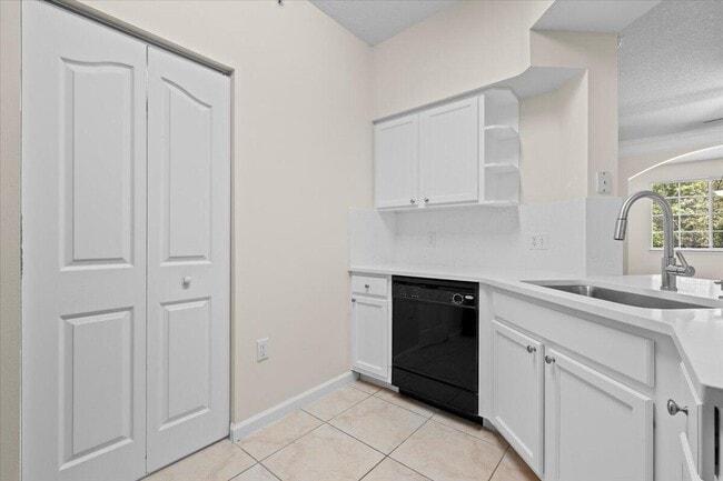 Building Photo - 6203 Myrtlewood Cir W Rental
