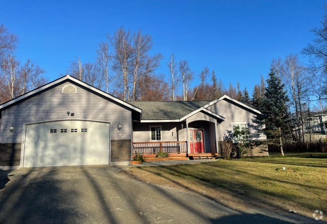 Building Photo - Private and conveniently located 3 bedroom... Rental
