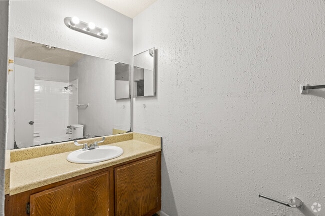 2BR, 2.5BA - 1,250SF - Bathroom
