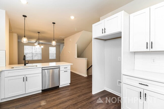 Photo - Beautiful 3BR 3.5BA Townhome w/ Full Appliance Kitchen Garage Parking in University