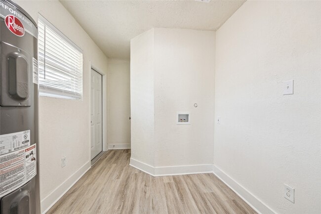 Building Photo - 2511 Evergreen Dr