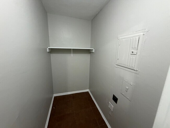 Photo - 3753 Wickcliff Ln