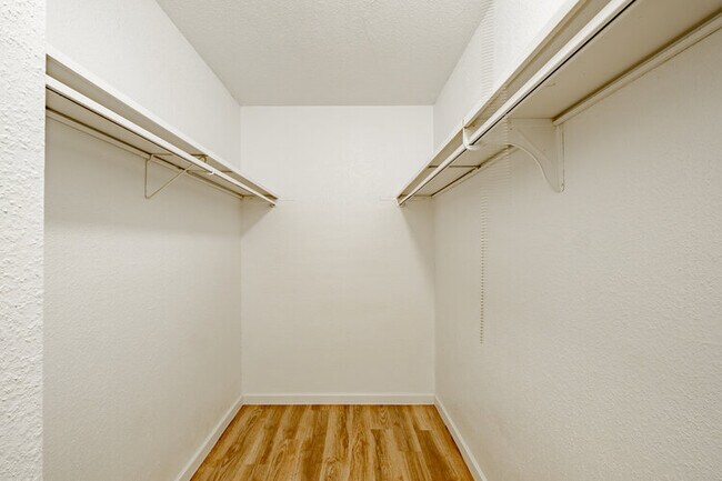 Armario para caminar - 8700 Broadway