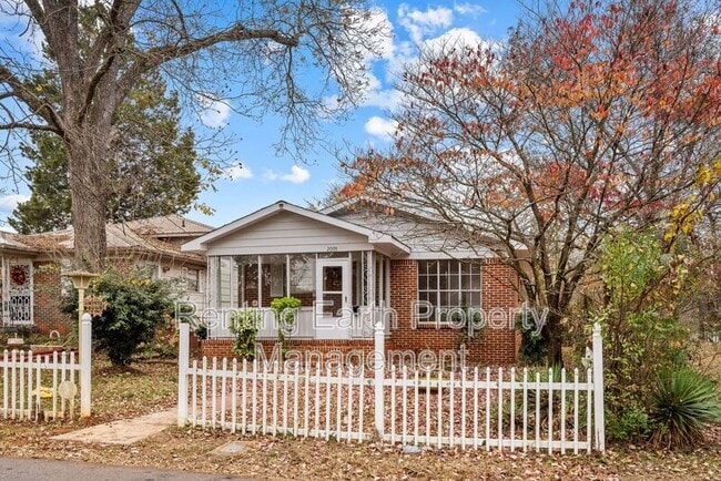 Photo - 2005 Snavely Ave SW