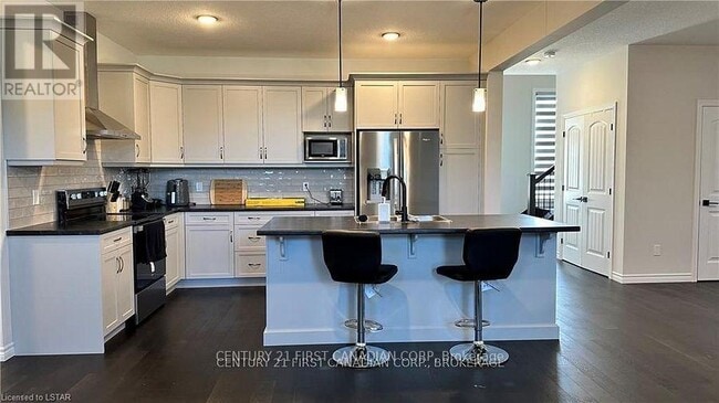 Photo - 63 Royal Cres