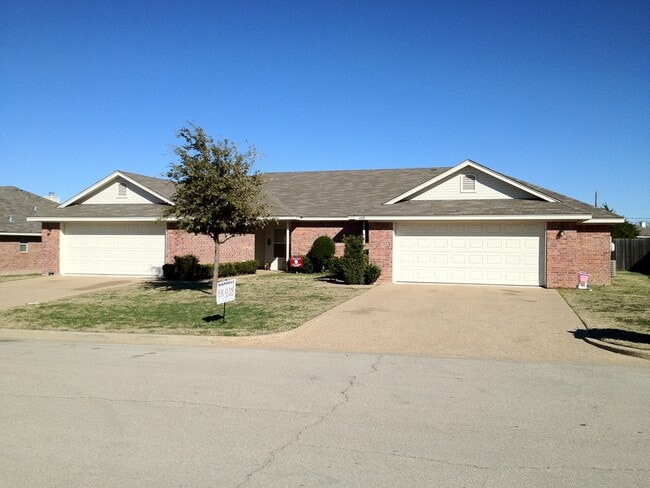 3BR / 2BA Duplex in Hewitt, Texas | Midway... - 3BR / 2BA Duplex in Hewitt, Texas | Midway... House