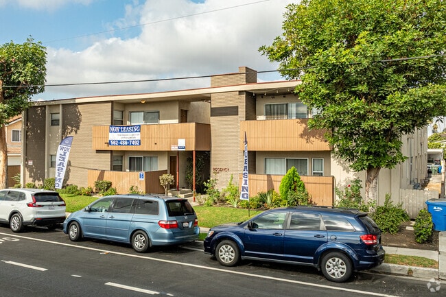 Alternar - 10327 Downey Ave.