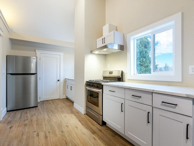 Building Photo - 4215 N Colonial Ave Unit Upper