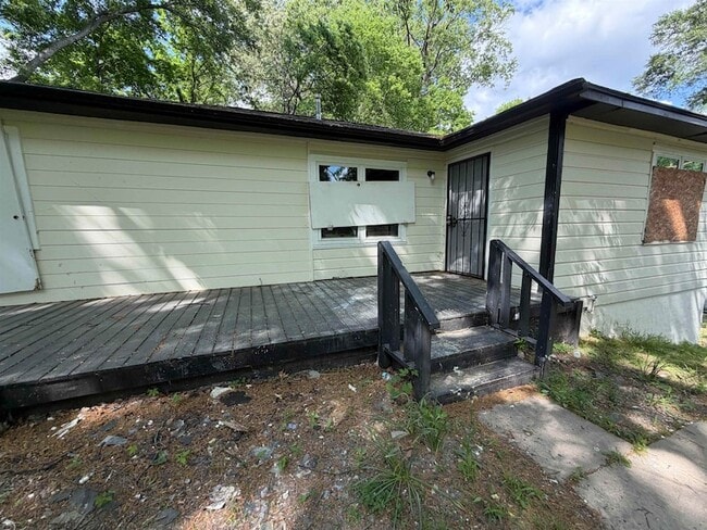 Building Photo - 8 E Brooks Rd