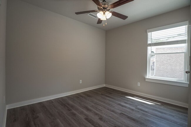 Photo - 2 Bed 2 Bath Cottage!