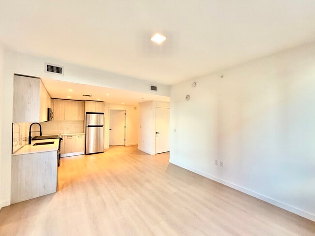 Building Photo - 107 NW 32nd St Unit B3