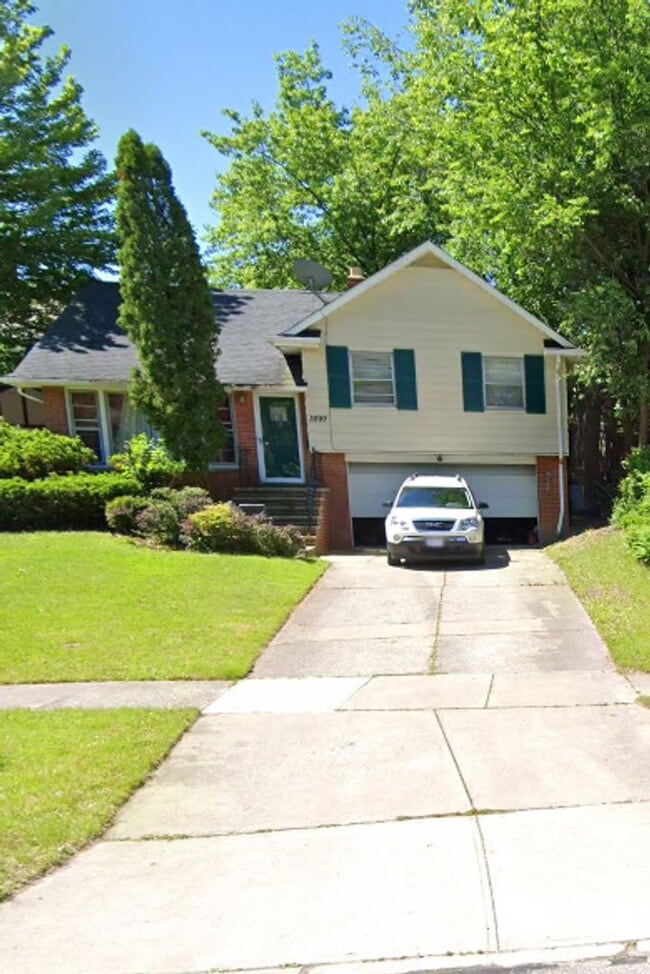 Building Photo - 1099 Woodview- Rental