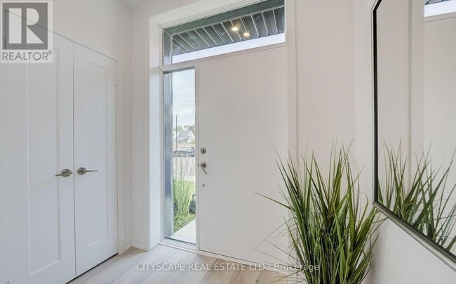 Photo - 416 Dundas St S