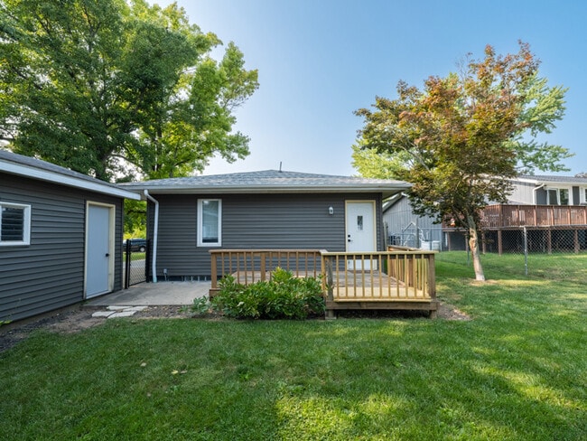 Photo - 211 Sharen St