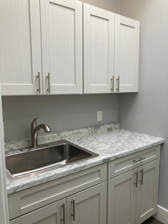 Kitchen - 231 2nd Ave NE Unit 4