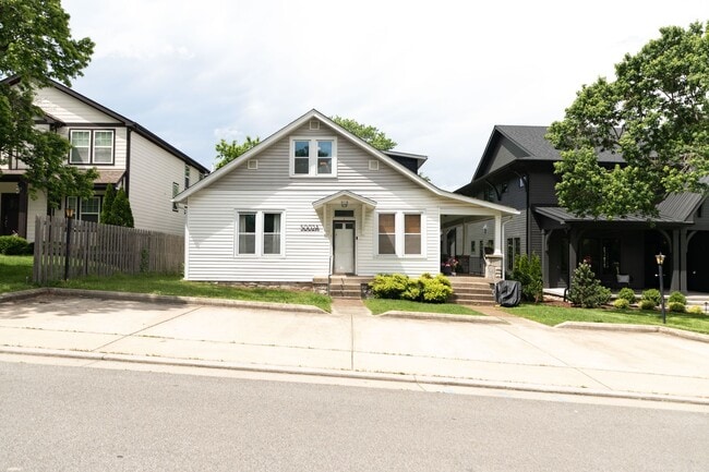Dakota Tri-Plex - Dakota Tri-Plex Apartment