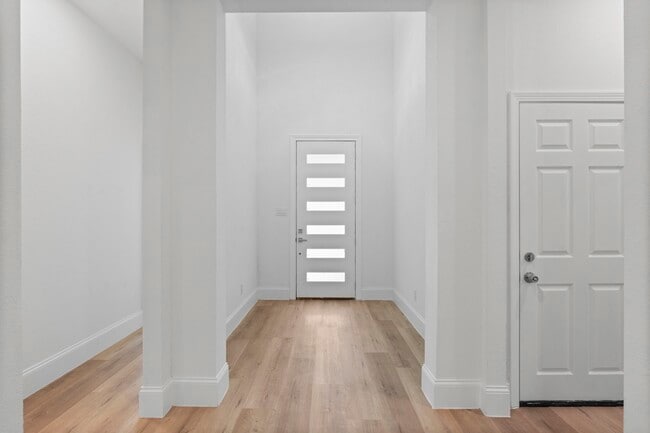 Building Photo - 3531 White Oak Point Dr