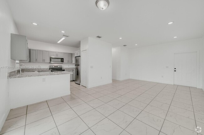 Building Photo - 14708 NE 7th Ave Unit 14708 Rental