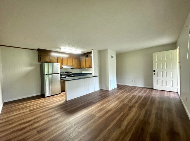 Photo - Upstairs apartment close to 40 with an interior refresh - updated floors paint and appliances Unidad 1