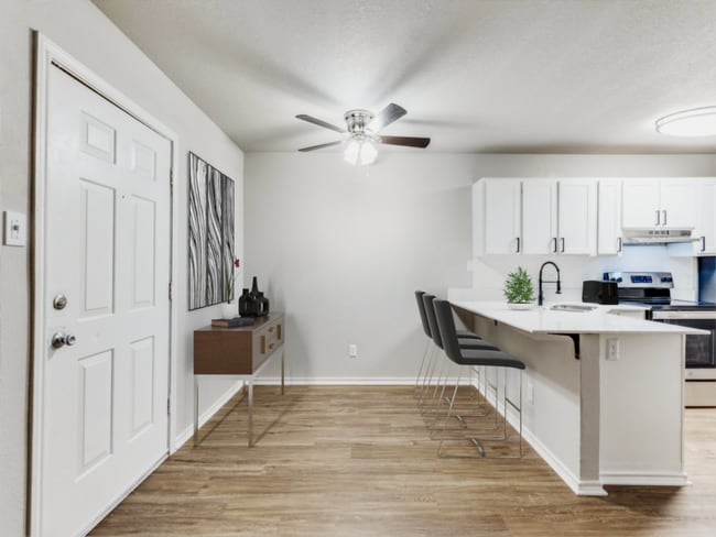 Crest River District_Apt 9_Dining.png