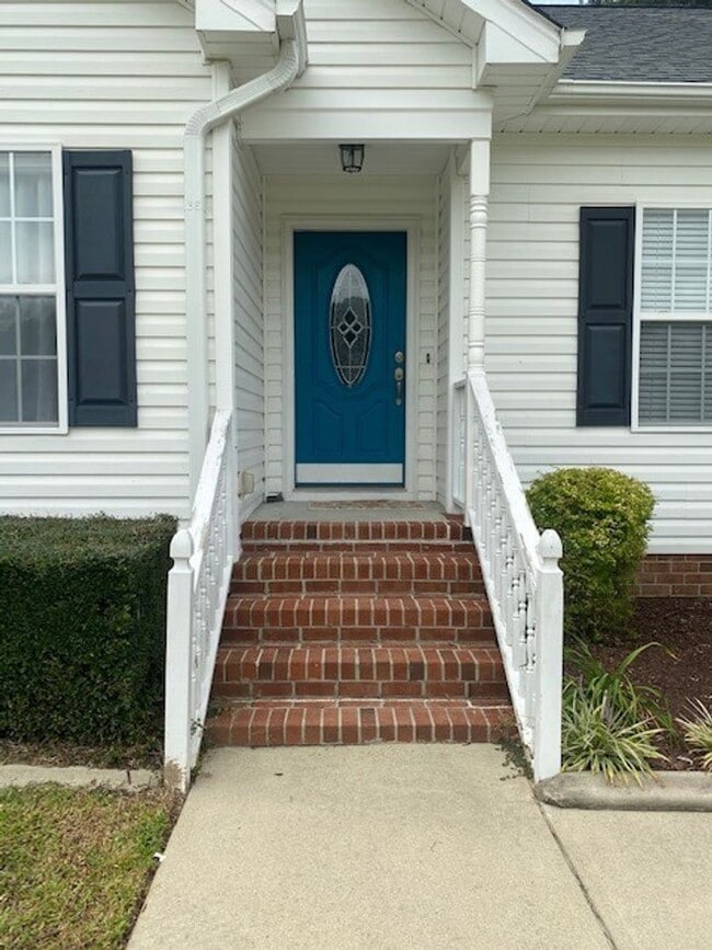 Photo - 305 Towbridge Ln