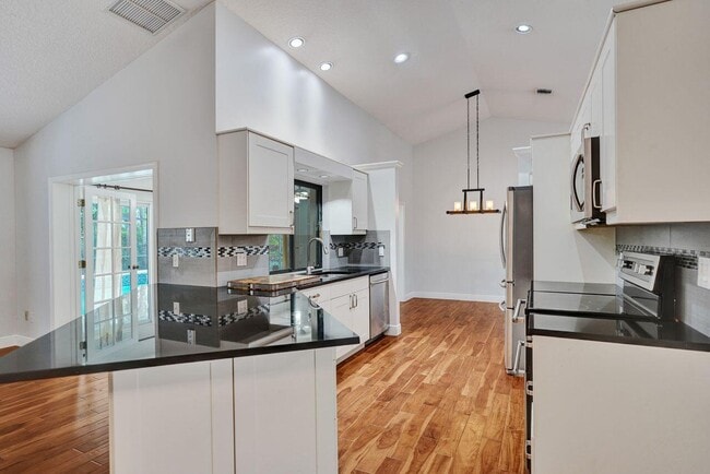 Photo - 1283 Barnstaple Cir