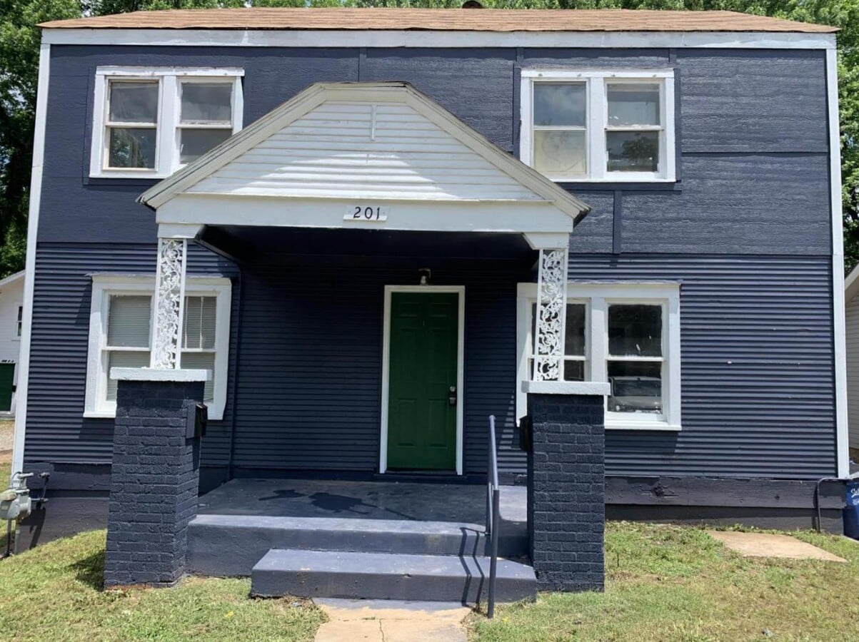 Photo - 201 S Lowry St