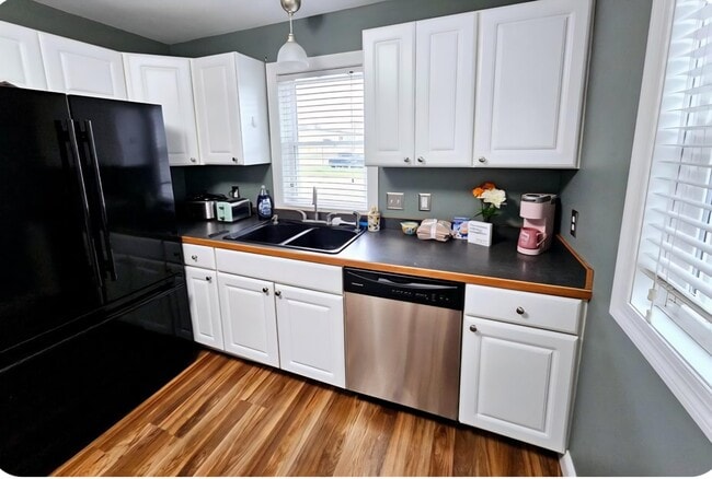 Photo - 1805 Division St W