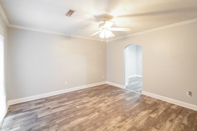 Photo - 305 Laurel Ave